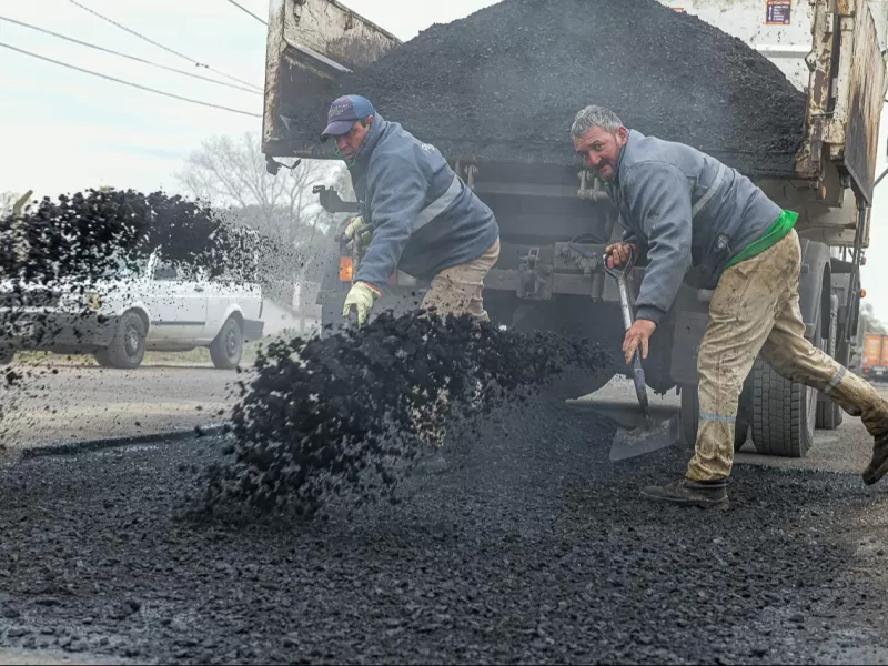 Avanzan con trabajos de bacheo en un tramo de avenida Jorge Newbery
