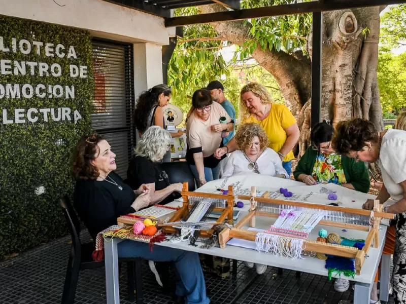 “Paraná Lee”: en Rosa y Dorada se vinculó la palabra y el bordado