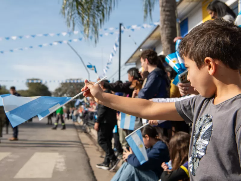Cientos de vecinos participaron de la celebraci&oacute;n por el D&iacute;a de la Independencia
