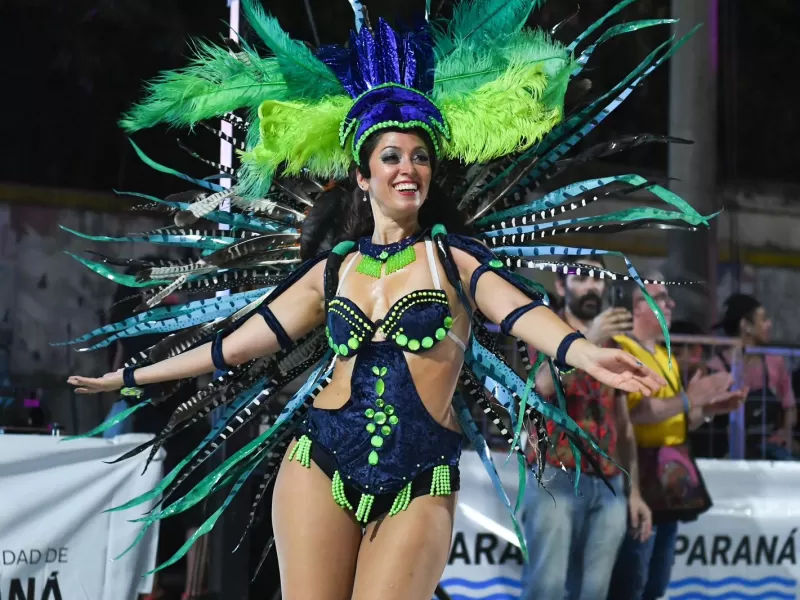 Vecinos y turistas vivieron la primera noche de los carnavales oficiales en la ciudad