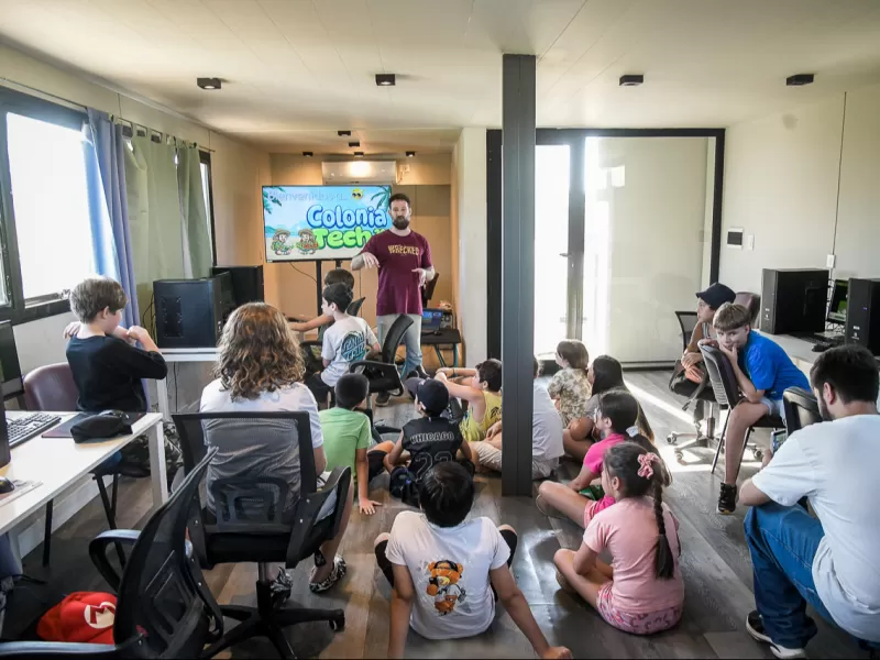 Con m&aacute;s de 300 inscriptos, comenz&oacute; la Colonia Tech