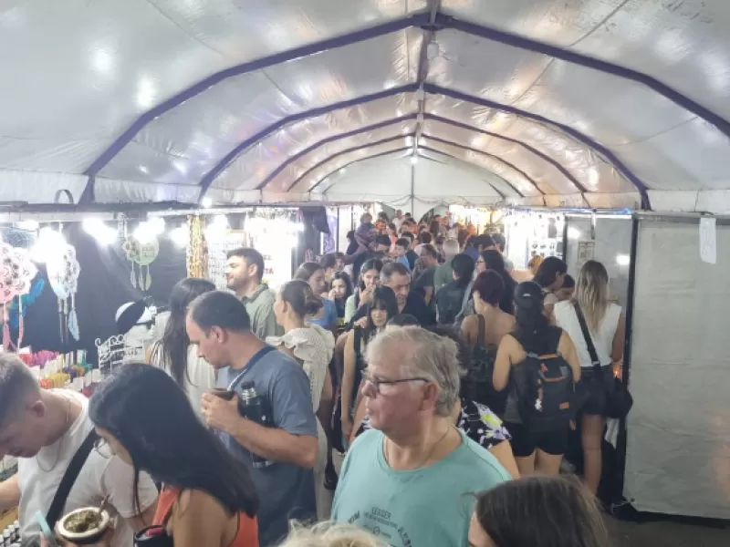 Cientos de paranenses y turistas recorrieron la Feria de Carnaval