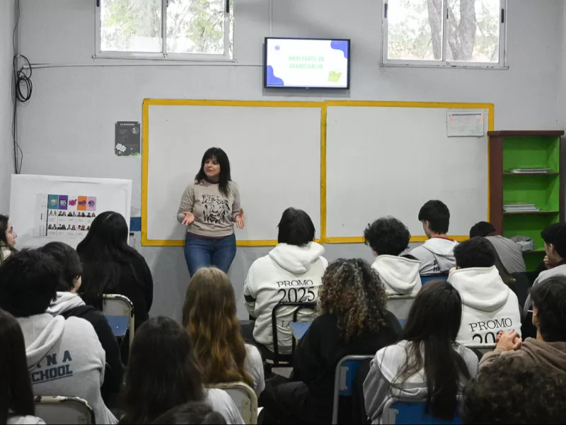 Con visitas a escuelas secundarias, comenzó el taller “Hablemos de Democracia”