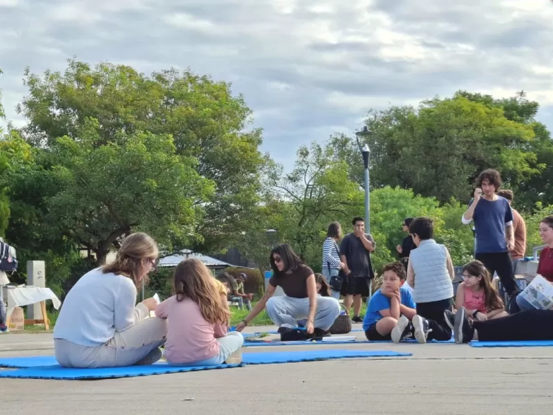 El Picnic Literario volvi&oacute; a convocar a vecinos en el Parque Lineal Sur