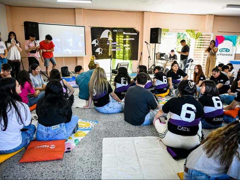 Jóvenes de la ciudad participaron de una jornada por la democracia