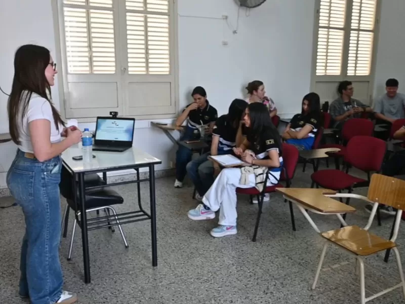 Estudiantes elaboran proyectos del programa “Emprender con valores”