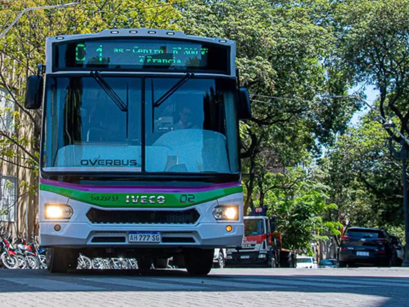 Modifican los recorridos del transporte urbano y metropolitano por trabajos en calles La Paz y Corrientes