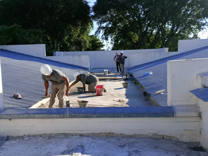 Mejoran condiciones edilicias para resolver filtraciones en una escuela de la ciudad