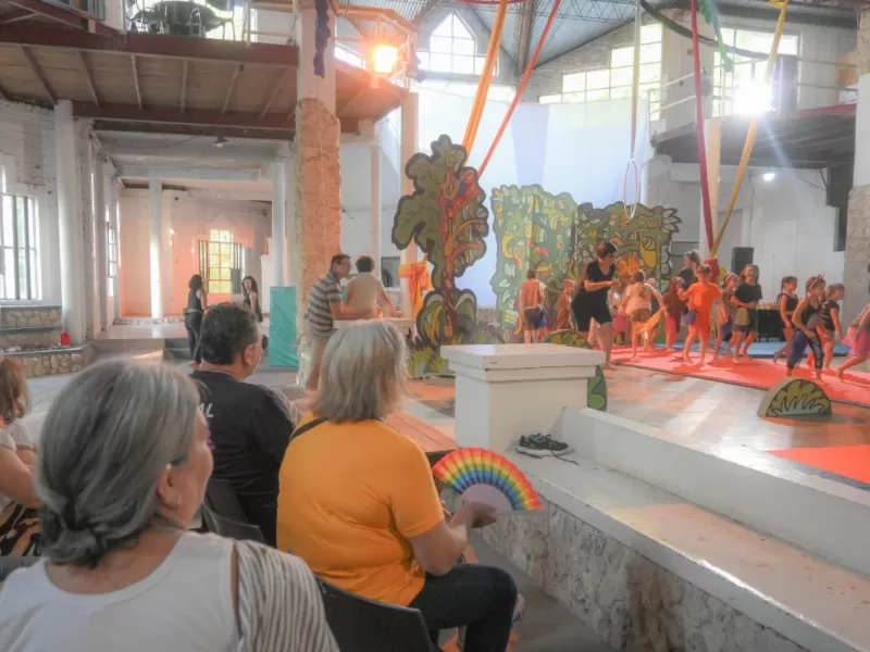 La Escuela Municipal de Circo Larrisa ofrece una propuesta de formación integral para infancias y adultos