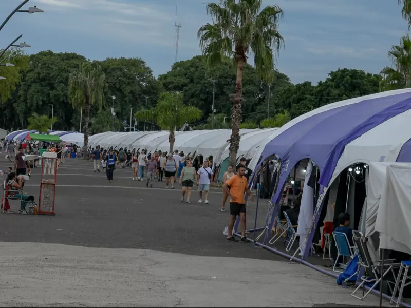 Miles de personas pasaron por la feria de emprendedores y gastronom&iacute;a en la costanera