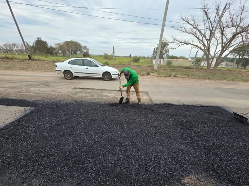 La Municipalidad mejora la transitabilidad con trabajos de bacheo en avenida Newbery