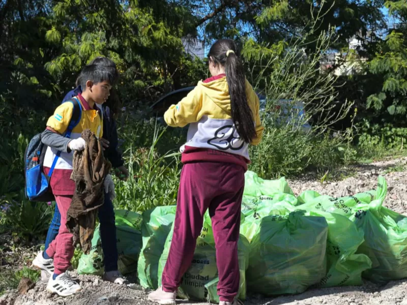 Se realizó una nueva jornada de limpieza del arroyo La Santiagueña