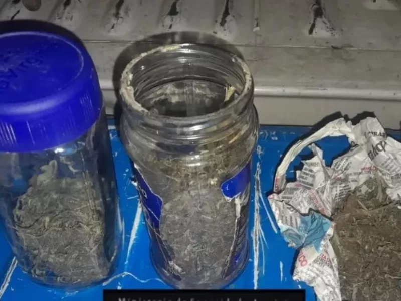 La Policía le secuestró frascos con marihuana a un grupo de jóvenes