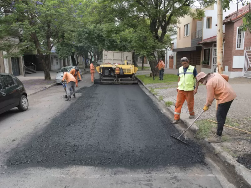 Realizan trabajos de repavimentación en calle Nogoyá