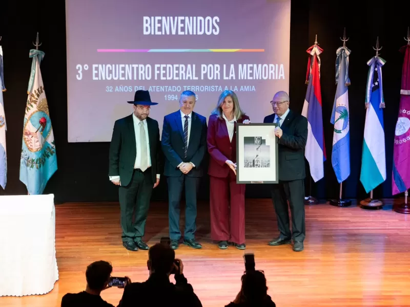Paran&aacute; suscribi&oacute; un compromiso con AMIA por la memoria y contra la impunidad