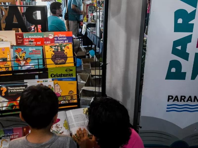 Miles de personas visitaron la feria del libro “Paraná Lee”