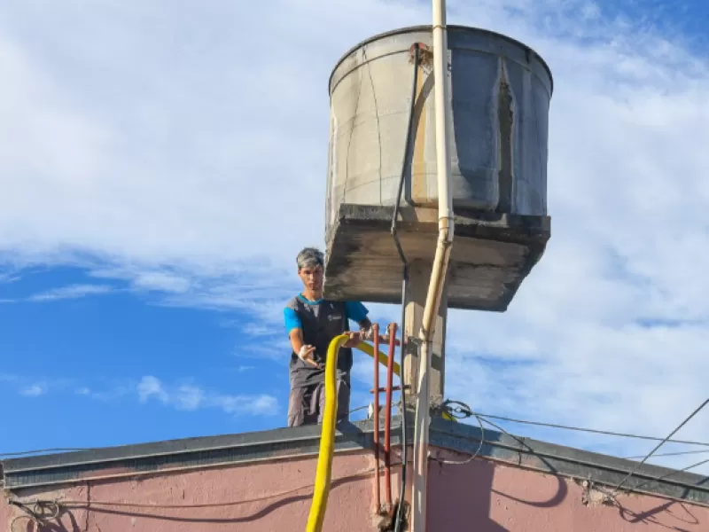 Continúa la asistencia en barrios de la zona Oeste ante la poca presión de agua potable