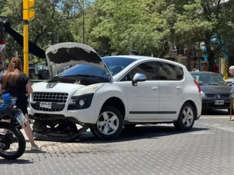 Una conductora embistió una puntera en pleno microcentro de la ciudad