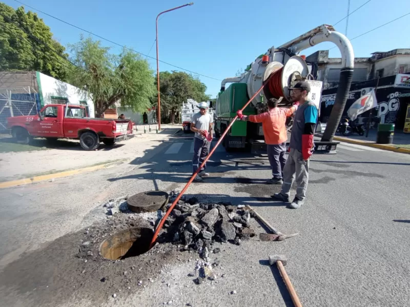 Realizan operativos de mantenimiento y reparación del servicio cloacal en distintos barrios
