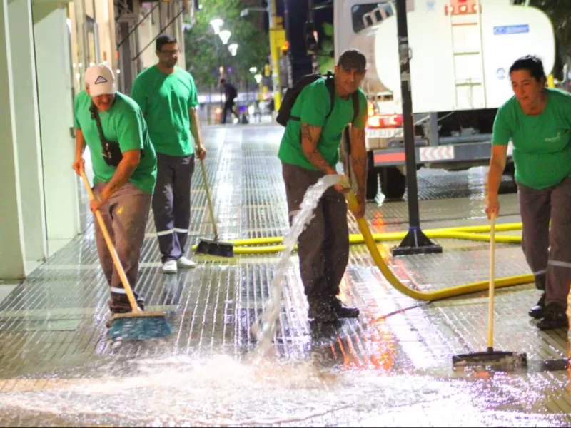 La Municipalidad realizó limpieza profunda de la Peatonal San Martín