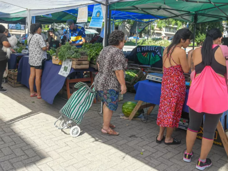 La Municipalidad acercó productos locales con precios populares a más de 40 barrios de la ciudad