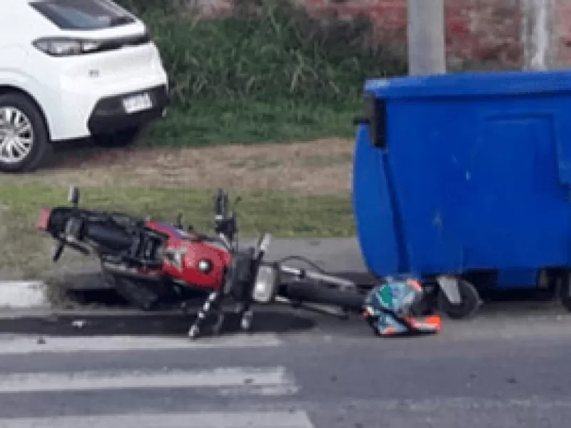 Un motociclista fue hospitalizado tras chocar contra un auto en Paraná