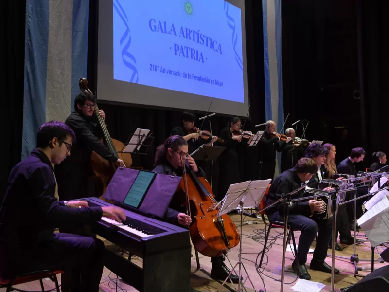 La ciudad celebr&oacute; la Revoluci&oacute;n de Mayo con una Gala Patria en el Teatro 3 de Febrero