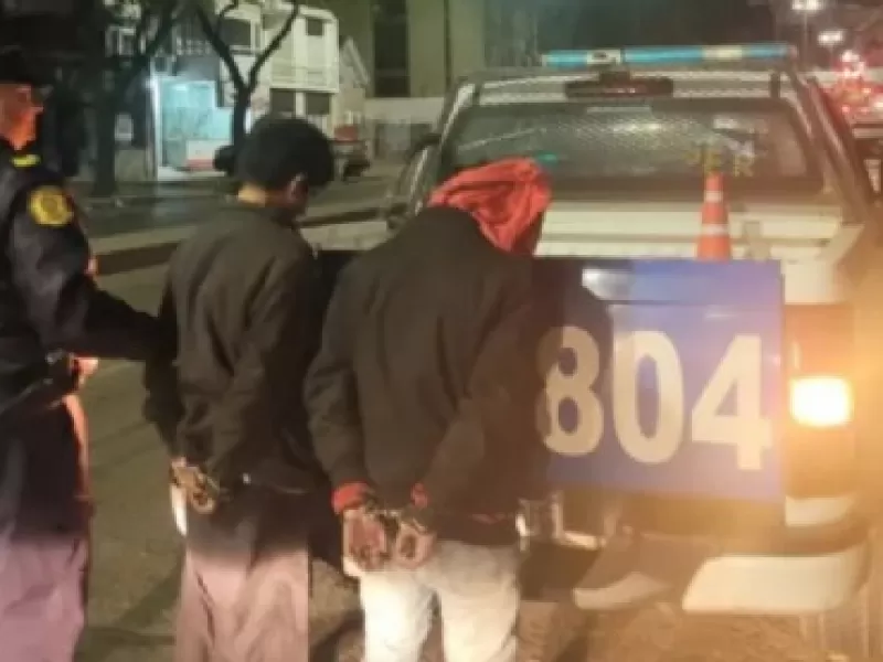 Les picaba el bagre, pero los pescó la policía: dos indigentes trataron de robar en una conocida pizzería de la ciudad