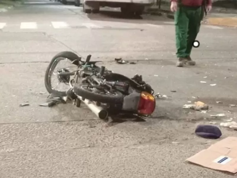 Dos motociclistas tuvieron que ser hospitalizadas tras chocar contra un colectivo