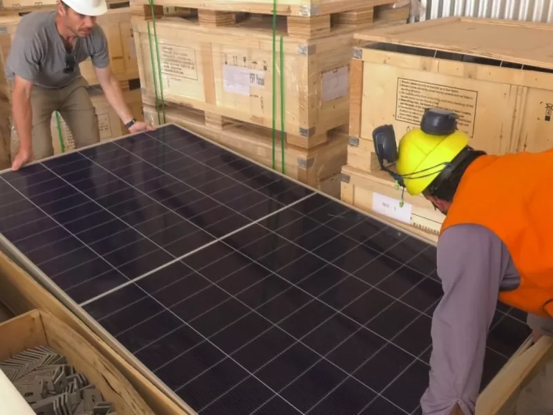 Avanza la instalación de las estructuras fotovoltaicas en el Parque Industrial
