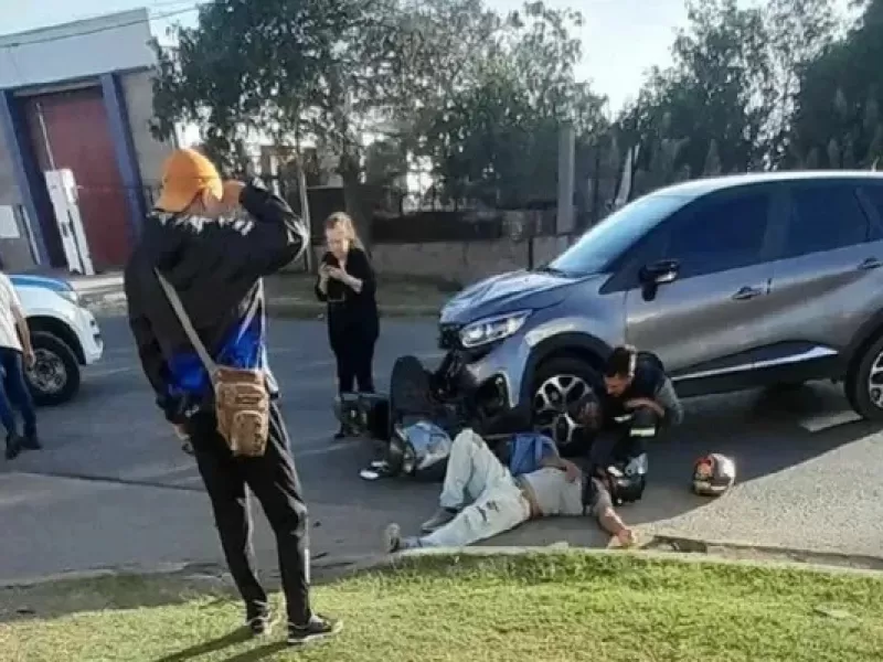 Motociclista fue trasladado al hospital tras colisionar con un auto