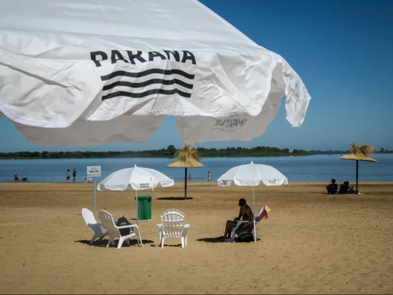 La Municipalidad habilit&oacute; el servicio de sombrillas y reposeras en el balneario Thompson