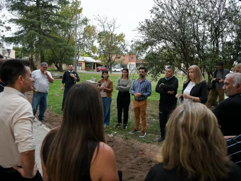 Realizan obras y proyectan mejoras en la plaza Héroes de Malvinas: Romero recorrió los trabajos