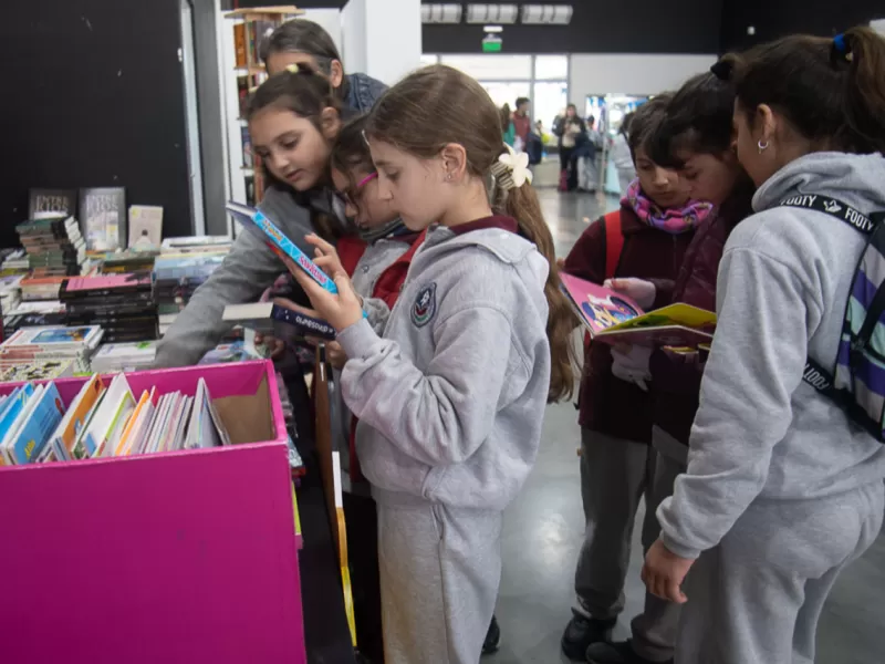 Paraná Lee abrió sus puertas con una gran convocatoria de estudiantes