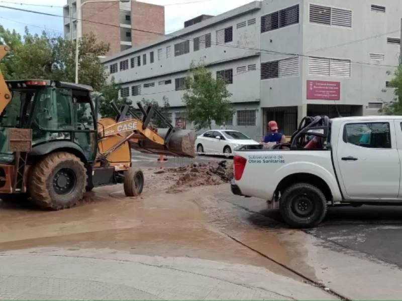 Realizan trabajos en las redes de agua potable de calles Carbó y Garrigó