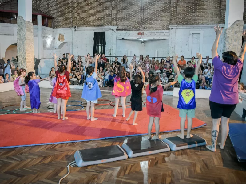 Las infancias brillaron en la muestra anual de la Escuela Municipal Circo Larrisa
