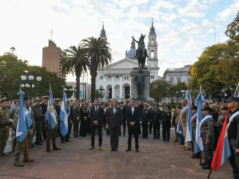 Paraná conmemoró el Día de la Independencia con el Izamiento de la Bandera Nacional