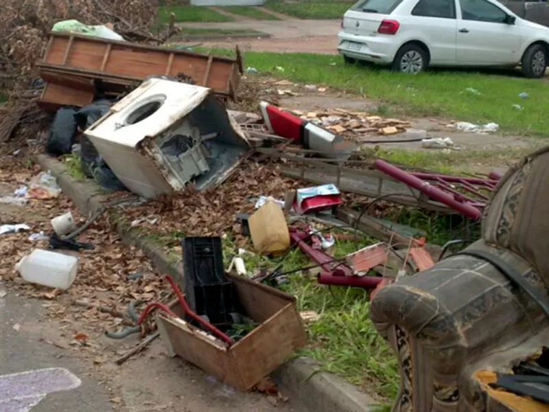 Contin&uacute;a la campa&ntilde;a de descacharrizaci&oacute;n en barrios de la ciudad