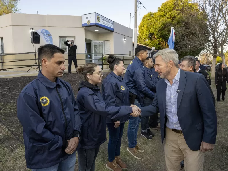 El gobernador inauguró un destacamento policial en la ciudad y entregó móviles y armas no letales