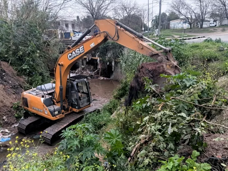 Avanzan los trabajos de limpieza y desobstrucci&oacute;n en arroyos de la ciudad