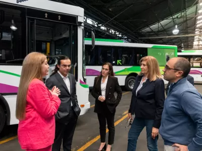 Avanza la renovación del transporte urbano: Romero recorrió la planta donde se fabrican las nuevas unidades