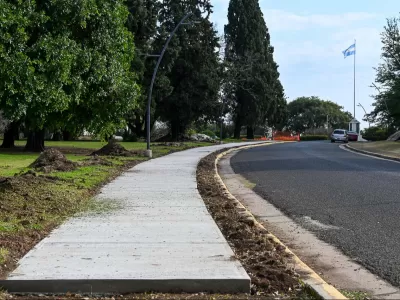 La Municipalidad avanza con la recomposición de veredas en la zona de El Rosedal del Parque Urquiza