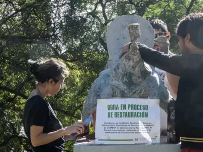 Etapa final de la puesta en valor de las esculturas en el Parque Urquiza