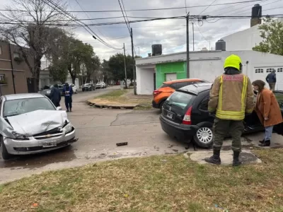 Dos vehículos colisionaron en intersección de calles Millán y Brasil: una persona resultó lesionada