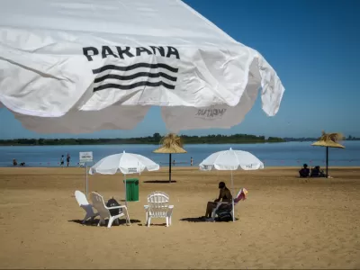 La Municipalidad habilit&oacute; el servicio de sombrillas y reposeras en el balneario Thompson